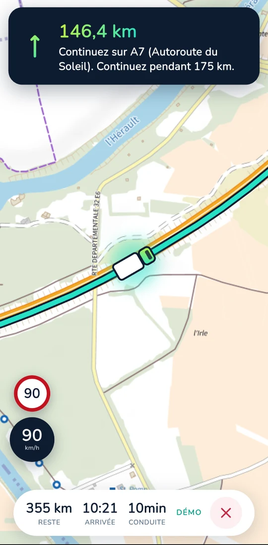 Écran de navigation de POIDZ sur l'autoroute A7 : instruction à 146 km,
      panneau de limitation à 90, compteur à 90 km/h, distance restante et heure
      d'arrivée estimée.