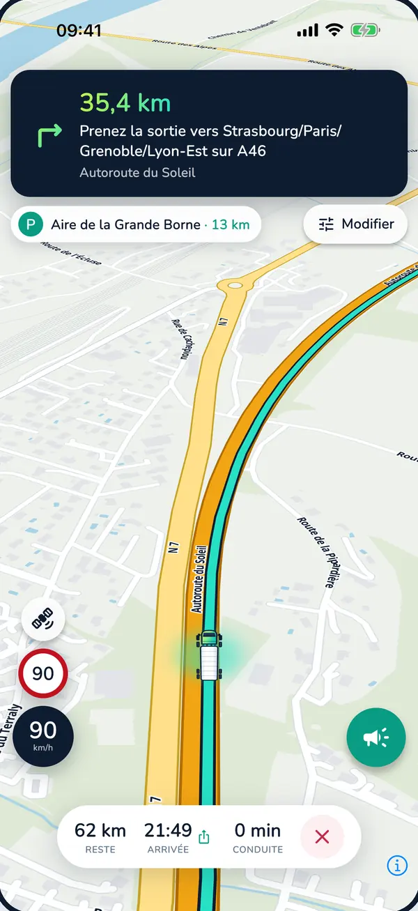 Capture de POIDZ en navigation : la carte en 3D, la route vers le haut, l'instruction de la prochaine manœuvre.